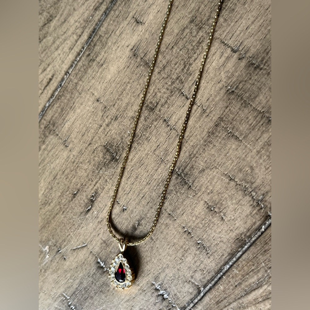 VINTAGE RUBY & RHINESTONE 18 inch TEARDROP PENDANT NECKLACE Goldtone mesh chain
